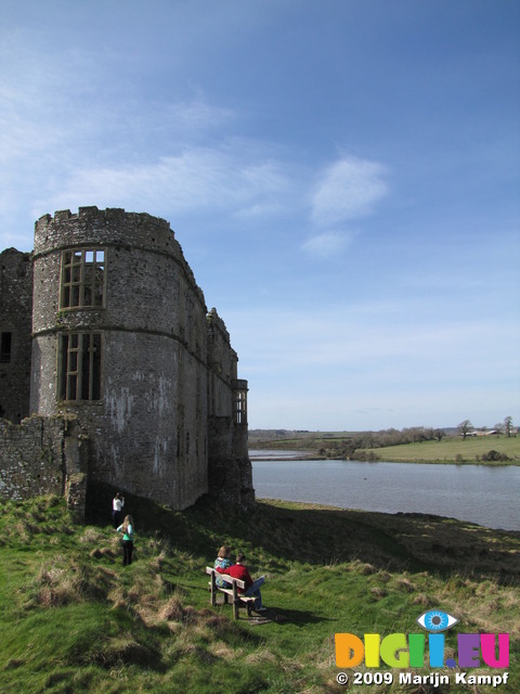 SX03161 Windows of long gallery of Carew castle